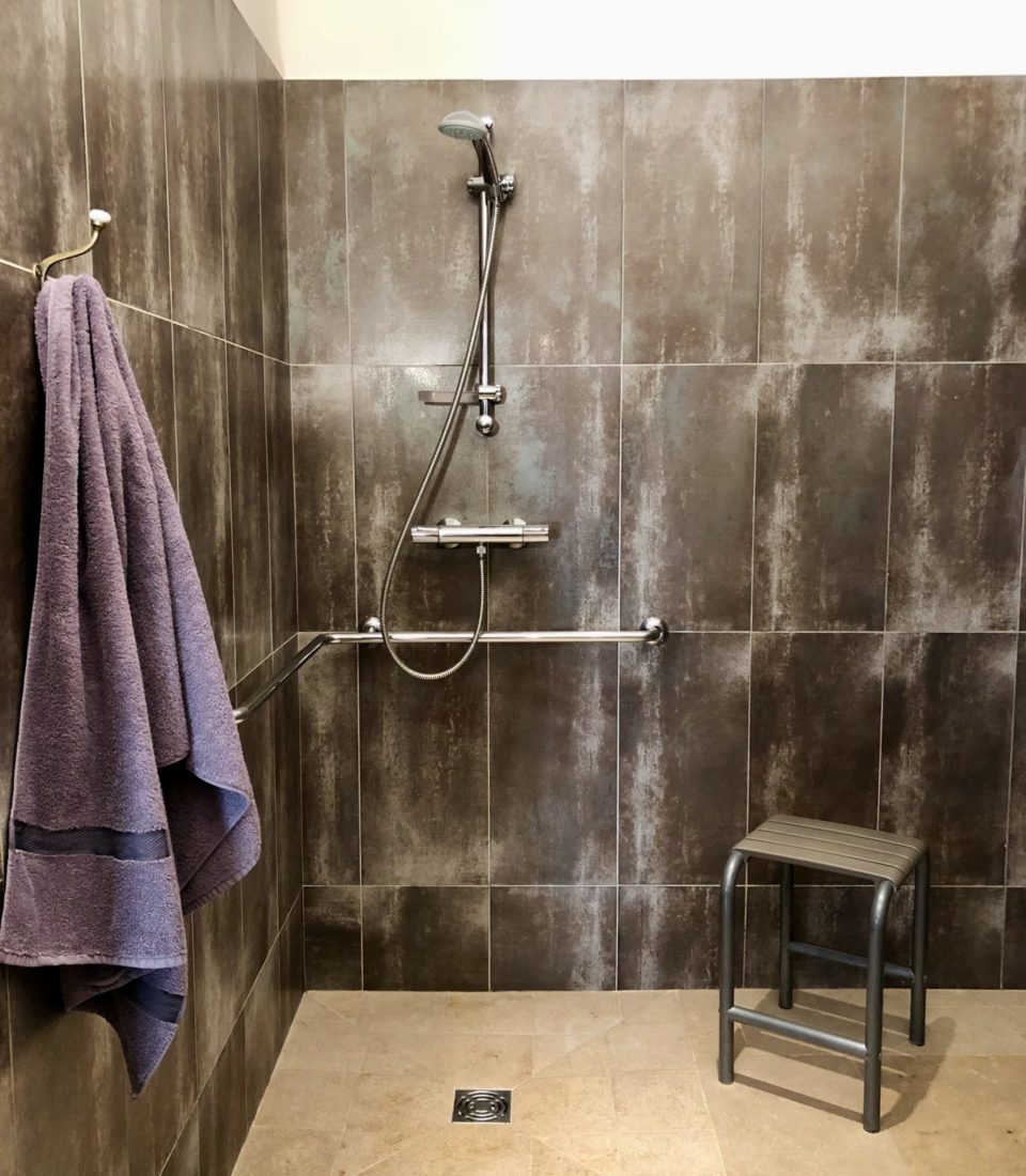 Walk-in shower adapted to PRM