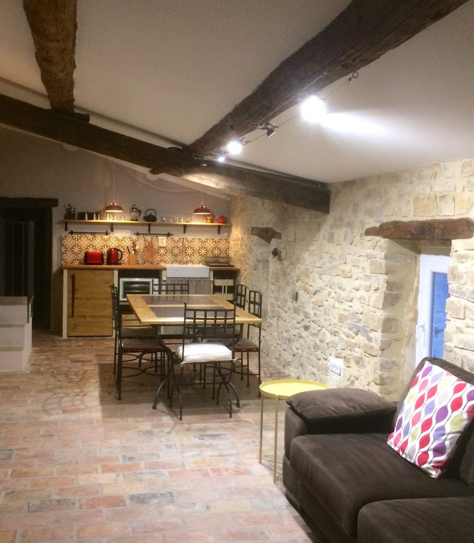 Kitchenette et Coin salon dans le Gîte La Vieille Ferme