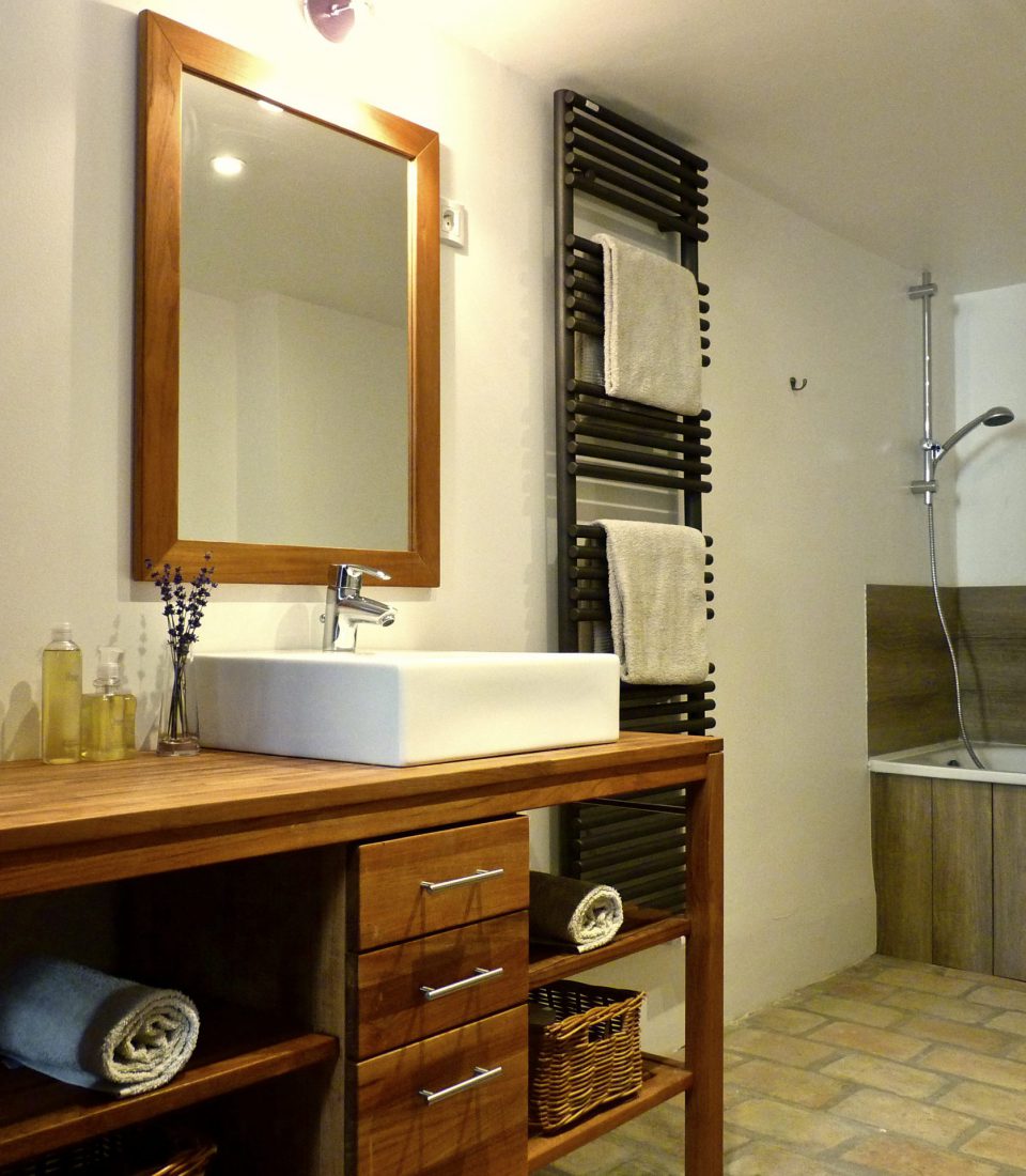 Salle de bain avec baignoire de la chambre rigolade
