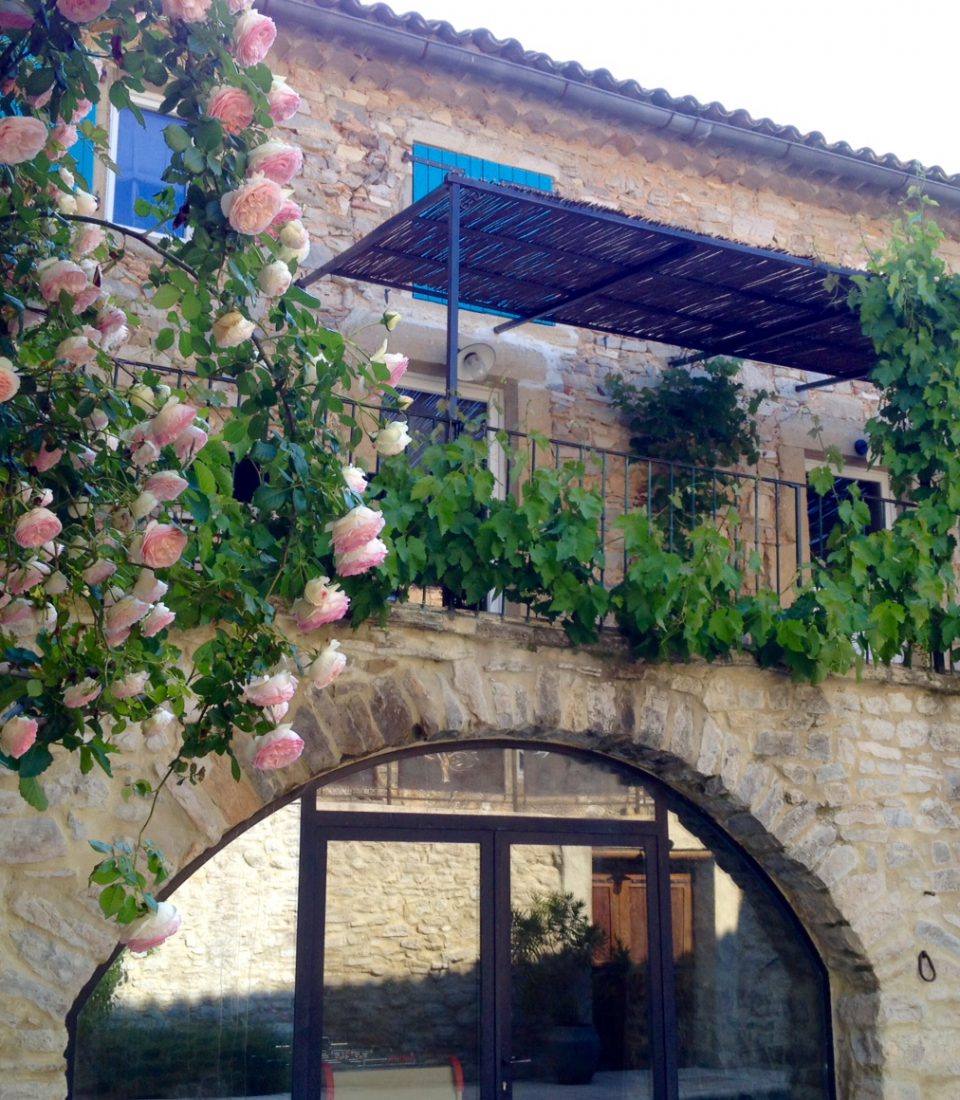 Terrasse surplombant la cour