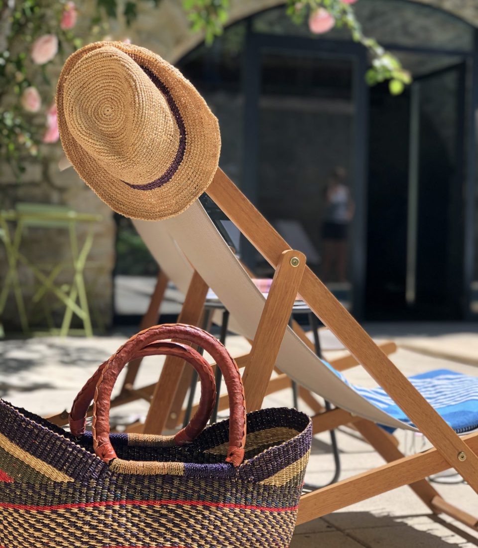 Chaise longue au bord de l'eau