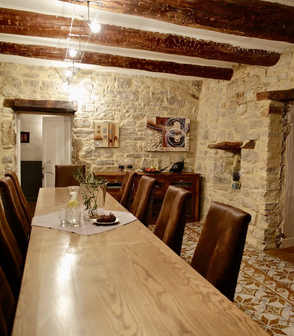 Grande table salle à manger gîte