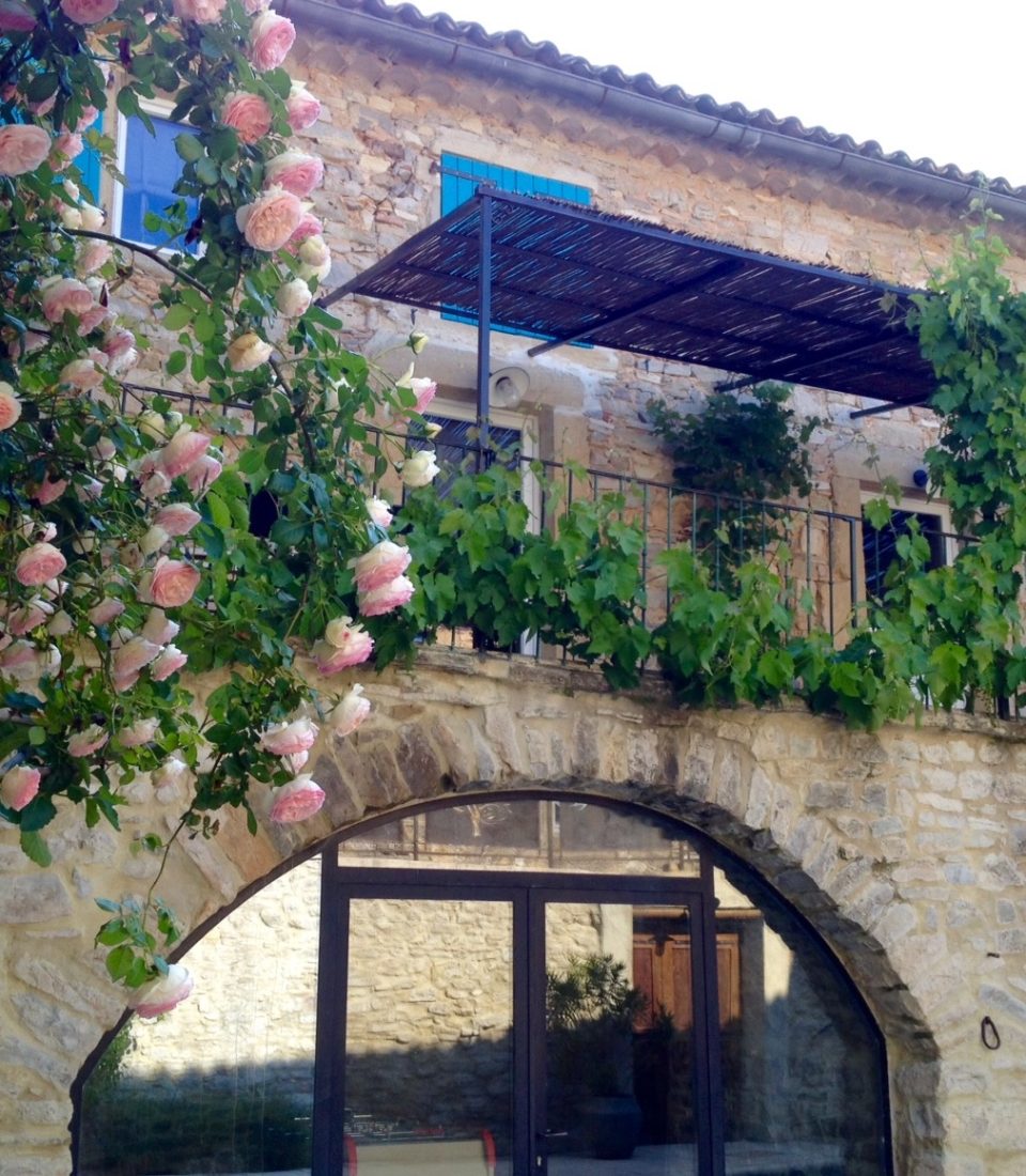 Terrasse de la Vieille Ferme avec vue sur cour