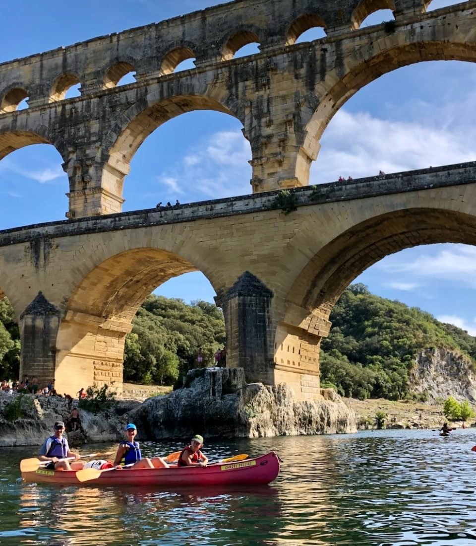 En canoë sous le Pont du Gard
