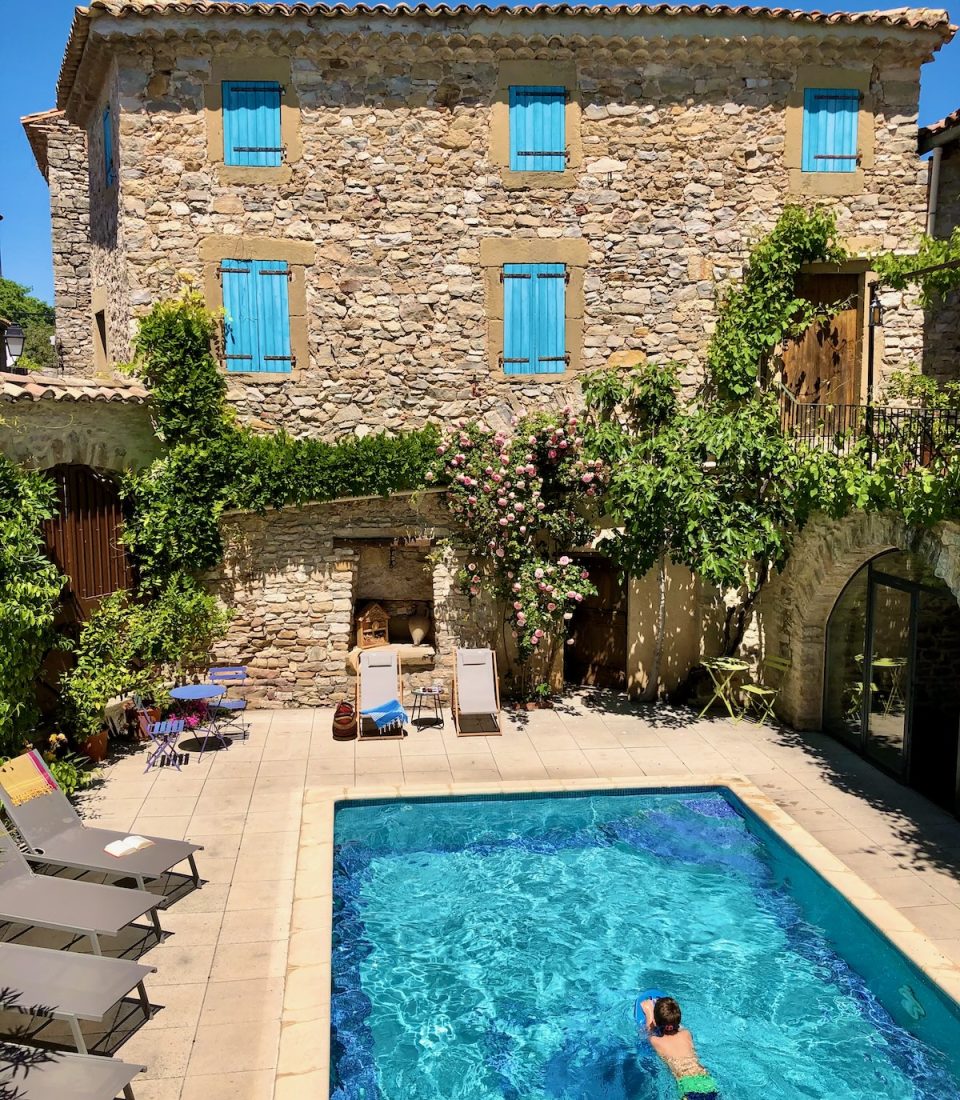 Piscine dans la cour de L'Autre Maison