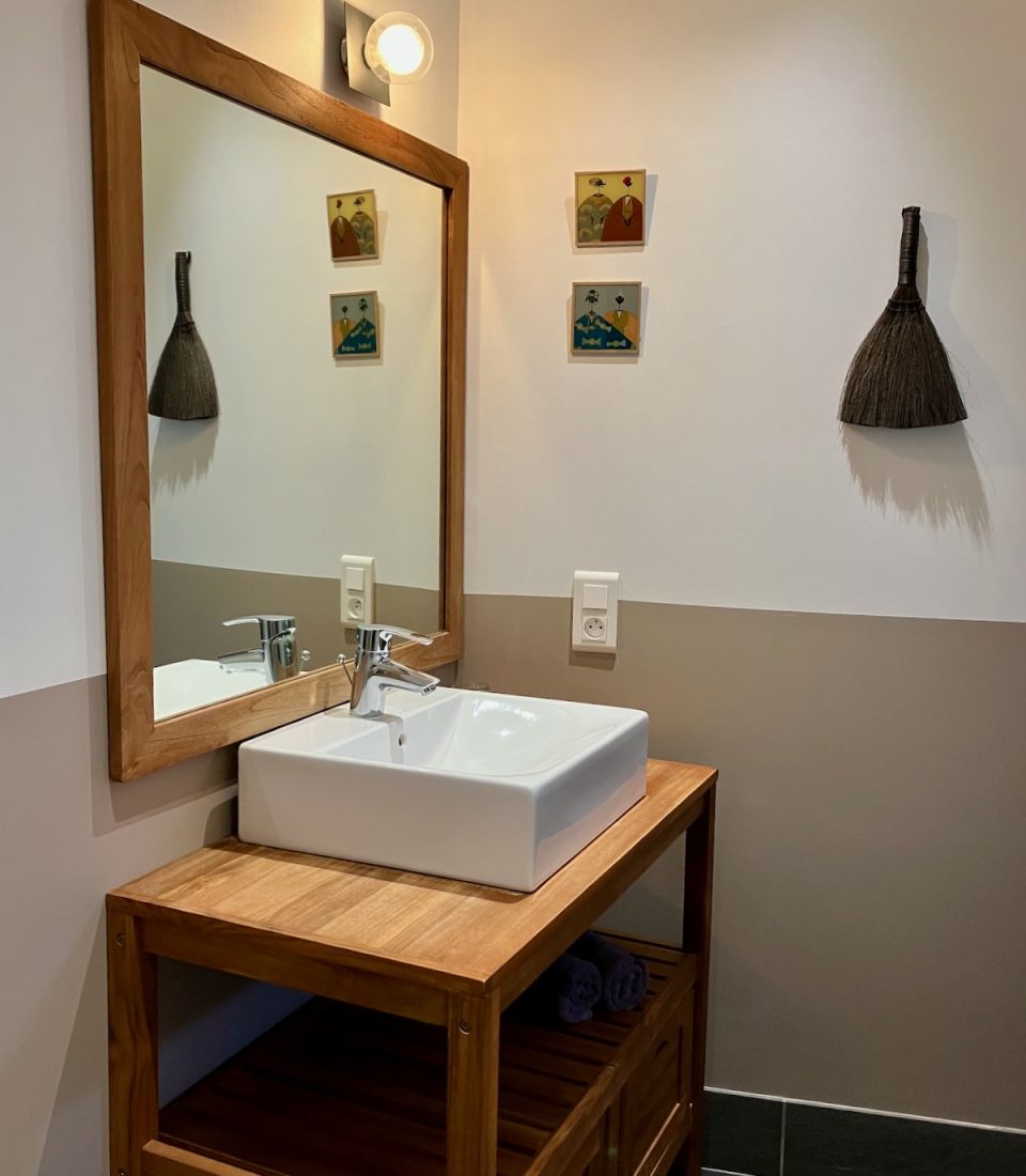Salle de bain avec douche italienne