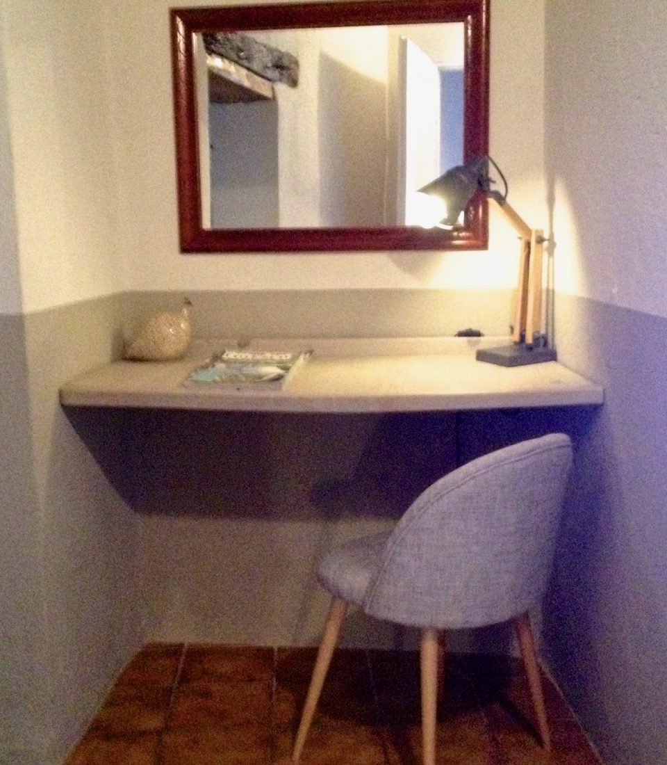 Bureau entrée chambre Pintade