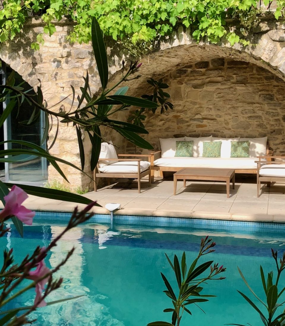 Salon d'été au bord de la piscine de L'Autre Maison