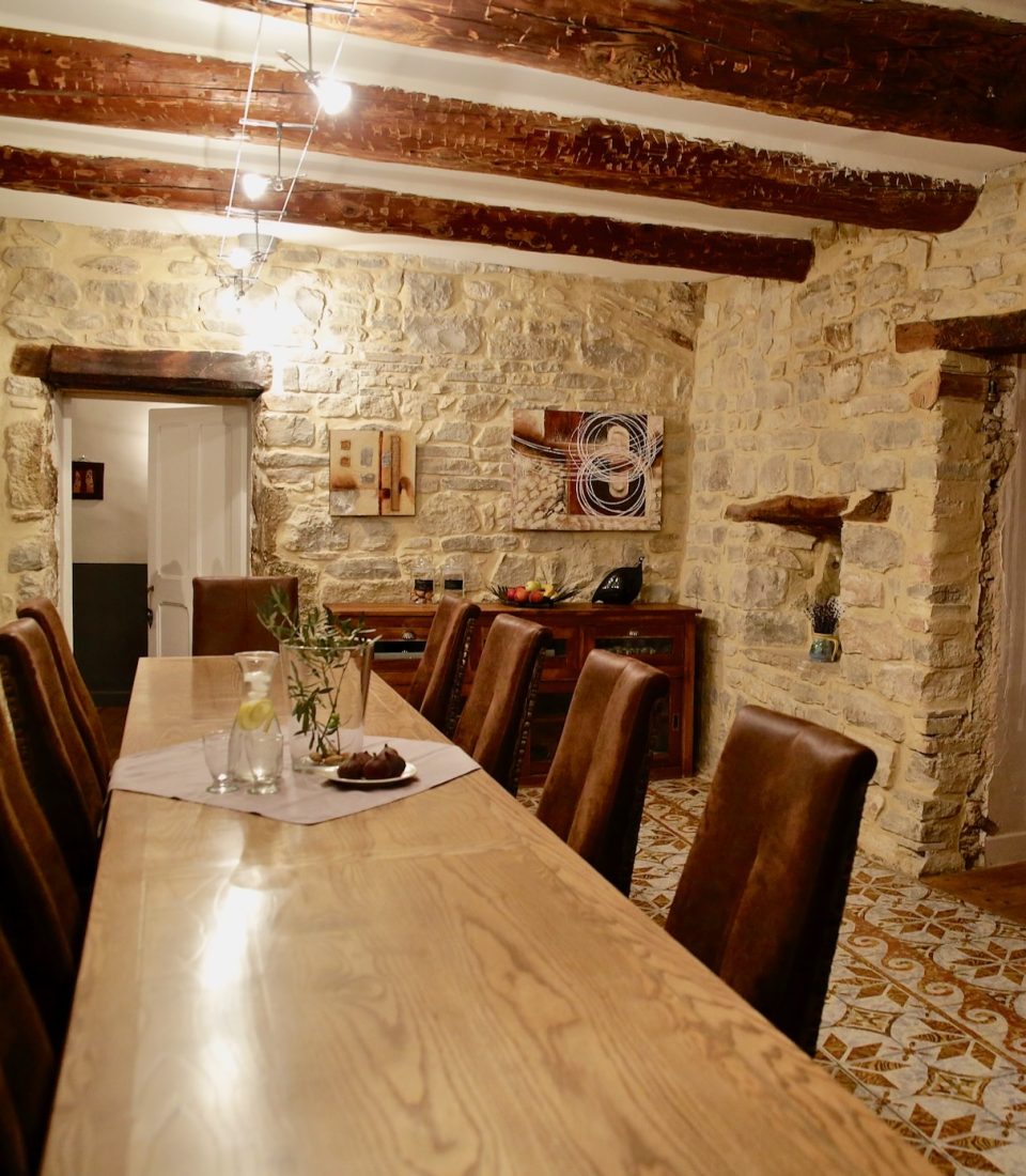 Salle à manger avec sa table de 4 métres